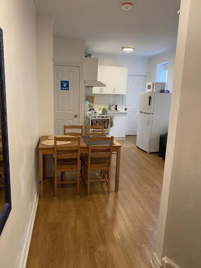Single Room With Shared Bathroom 536C تورونتو المظهر الخارجي الصورة