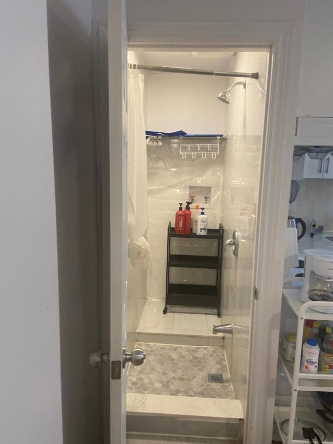 Single Room With Shared Bathroom 536C تورونتو المظهر الخارجي الصورة