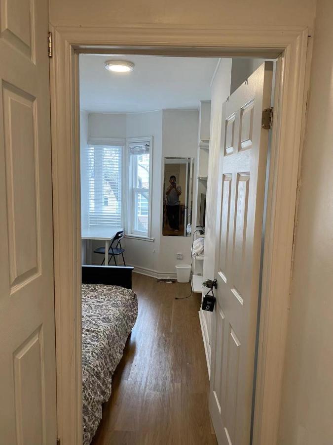 Single Room With Shared Bathroom 536C تورونتو المظهر الخارجي الصورة
